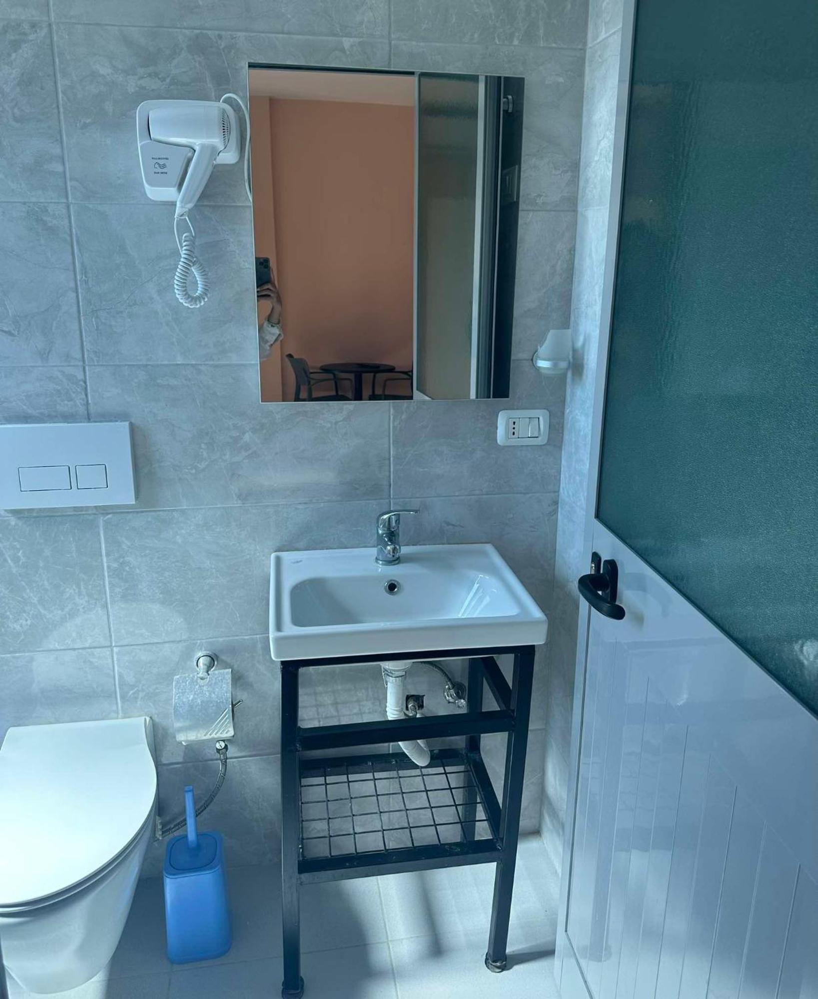 Deor Hotel Shëngjin Buitenkant foto