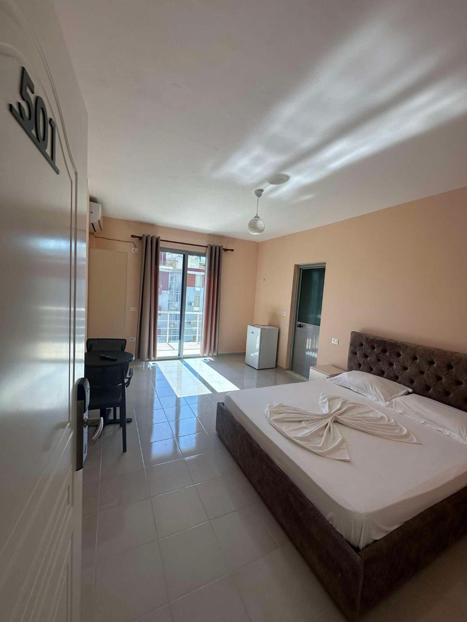 Deor Hotel Shëngjin Buitenkant foto