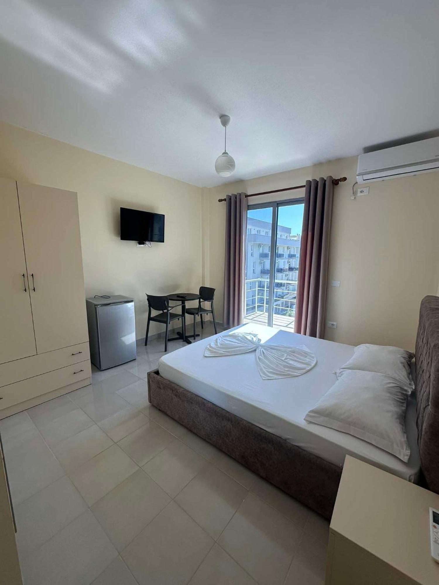 Deor Hotel Shëngjin Buitenkant foto