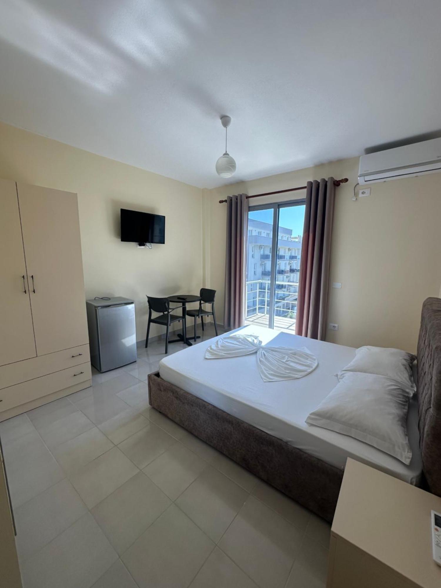 Deor Hotel Shëngjin Buitenkant foto