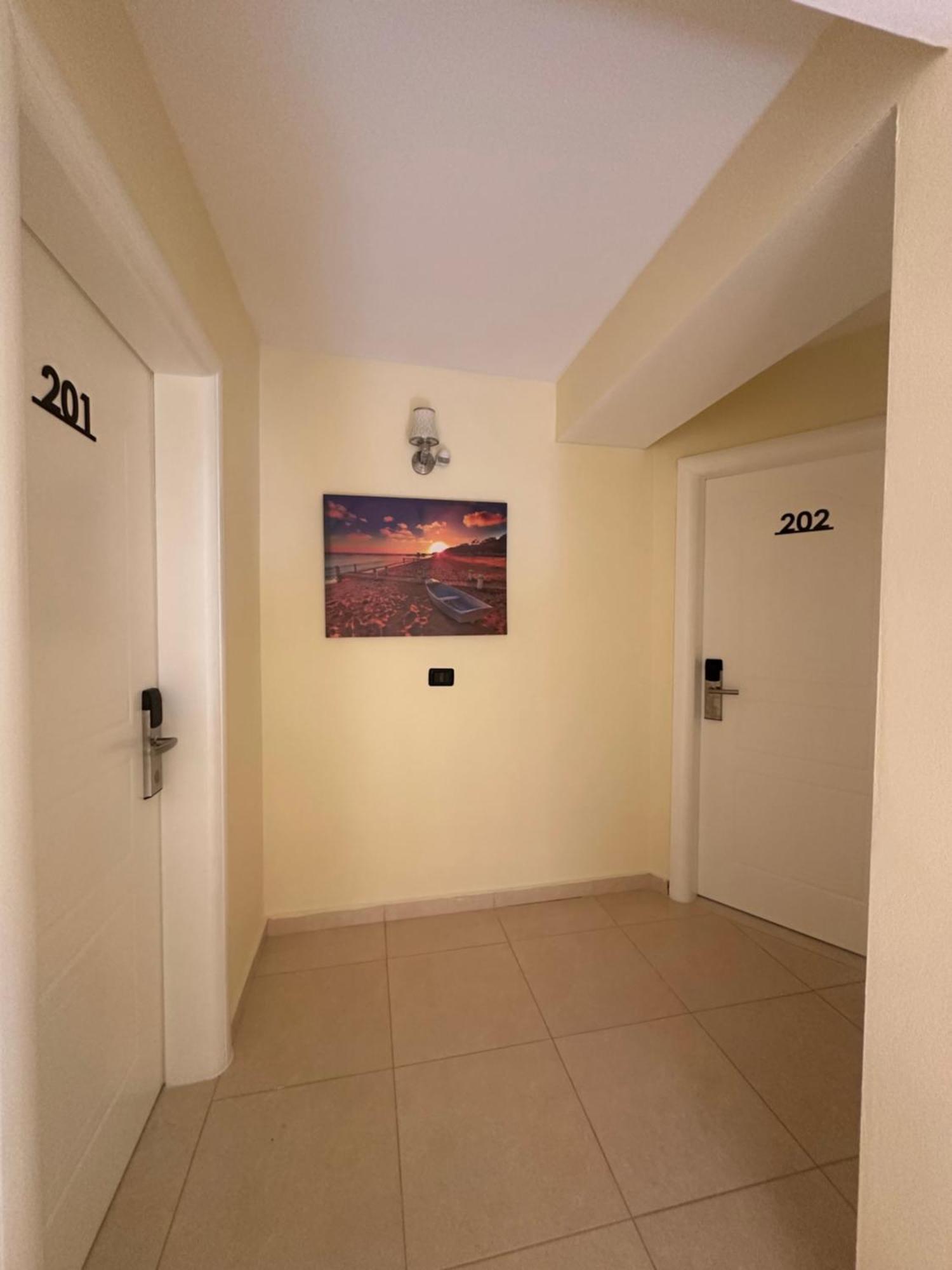 Deor Hotel Shëngjin Buitenkant foto